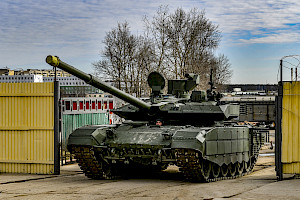 Nur noch wenig auf Lager: Ein moderner russländischer T-90 M Panzer. Quelle: Wikimedia