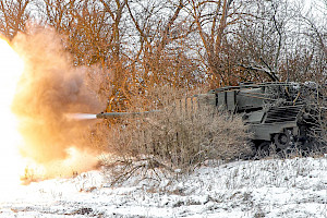 Ein Leopard 1A5-Panzer feuert im März 2025 bei Charkiv. Quelle: Wikimedia