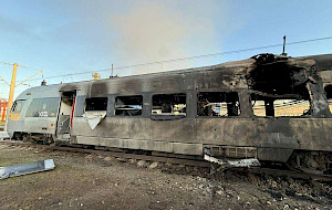 Ausgebrannter Zug nach russländischem Angriff auf den Eisenbahnknotenpunkt in Kozjatyn am 28. August. Foto: Forbes.ua